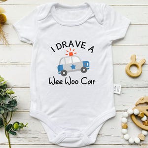 I Drave A Wee Woo Car Police Officer Baby Bodysuit, Zabawny policyjny samochód Baby Bodysuit, Personalizowany policyjny samochód Baby Outfit, Prezent na Baby Shower