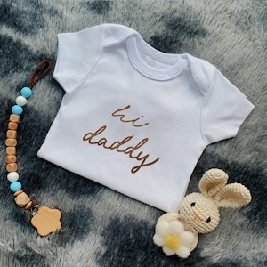 Embroidered Hi Daddy Baby Bodysuit,New Dad Gift,Personalized Newborn Gift,Pregnancy Announcement Bodysuit Husband,Baby Summer Outfit