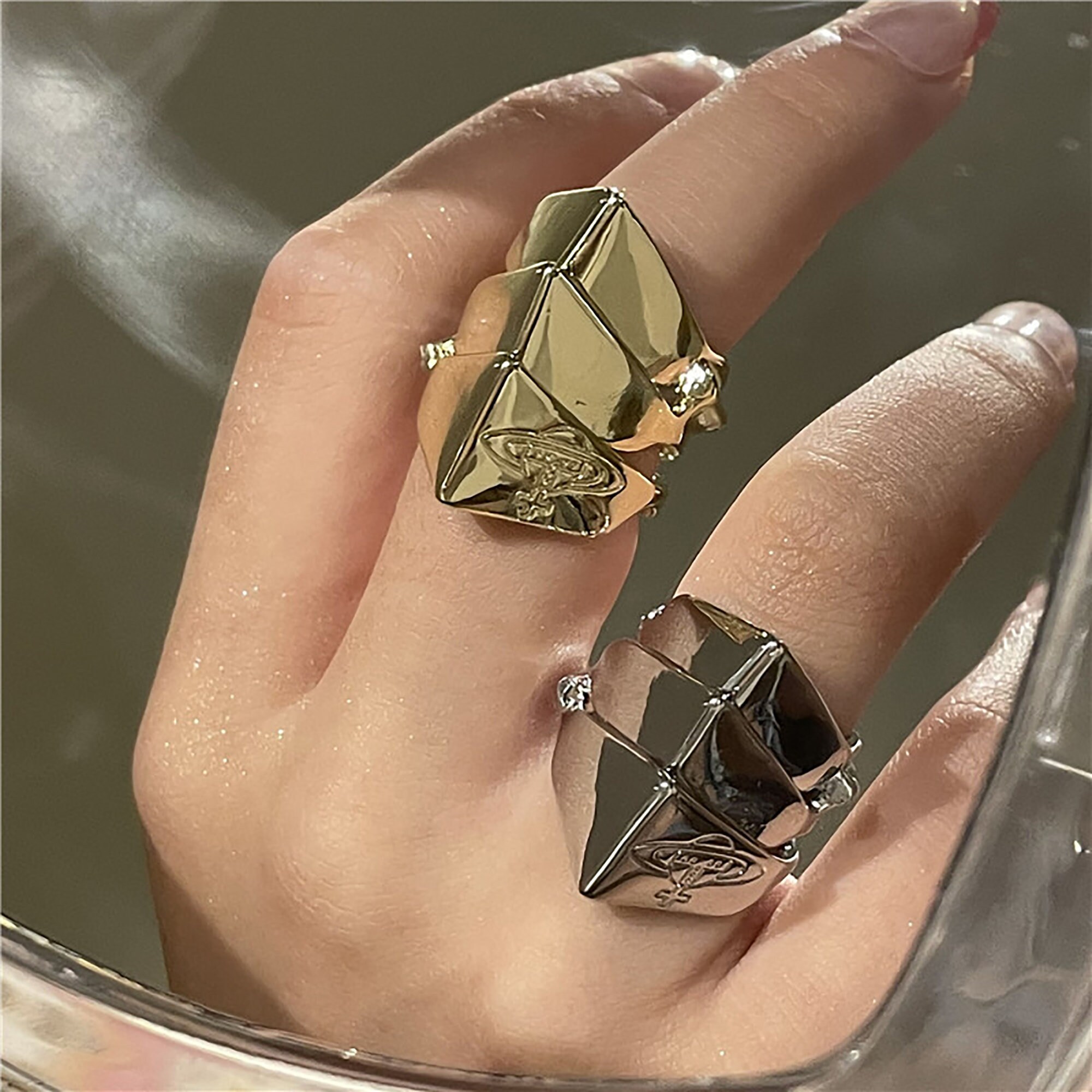 Vivienne westwood ring. Vivienne westwood кольцо. кольцо конструктор vivien westwood. кольцо вивьен. вивьен вествуд нана кольцо.