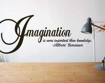 Imagination, Albert Einstein - 0318, Décalcomanie d’art mural, Transfert, Murale, Autocollant, 75 Couleurs, 5 Tailles, Utilisation intérieure ou extérieure, Facile à appliquer