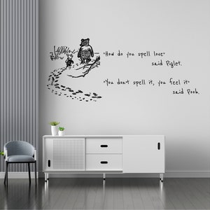 Puede incluir: Una ilustraci&oacute;n en blanco y negro de Winnie de Pooh y Piglet caminando por un sendero con huellas. La cita "&iquest;C&oacute;mo se escribe amor" dijo Piglet. "No se escribe, se siente" dijo Pooh. est&aacute; escrita en una pared blanca.