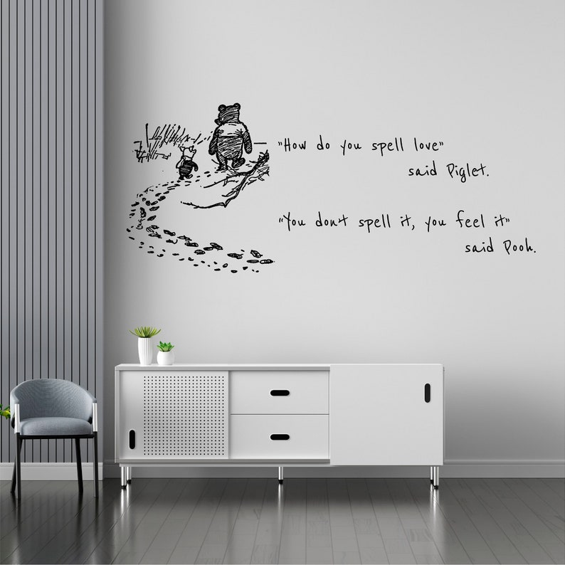 Puede incluir: Una ilustraci&oacute;n en blanco y negro de Winnie de Pooh y Piglet caminando por un sendero con huellas. La cita "&iquest;C&oacute;mo se escribe amor" dijo Piglet. "No se escribe, se siente" dijo Pooh. est&aacute; escrita en una pared blanca.