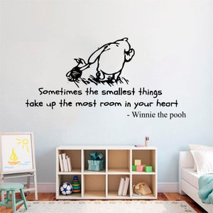 Puede incluir: Pegatina de pared de Winnie de Pooh en blanco y negro con la cita "A veces las cosas más pequeñas ocupan más espacio en tu corazón - Winnie de Pooh".