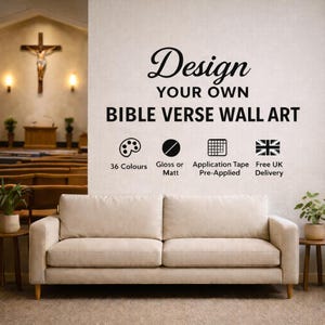Puede incluir: Un sofá beige con patas de madera se encuentra frente a una pared con el texto "Design YOUR OWN BIBLE VERSE WALL ART". Los iconos indican opciones de color, acabado, cinta preaplicada y entrega gratuita en el Reino Unido. Un crucifijo es visible en el fondo.