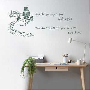 Puede incluir: Una cita de Winnie de Pooh sobre el amor, "&iquest;C&oacute;mo se escribe amor?" dijo Piglet. "No se escribe, se siente" dijo Pooh. La cita est&aacute; escrita en tinta negra sobre una pared blanca con un dibujo de Winnie de Pooh y Piglet caminando por el bosque.