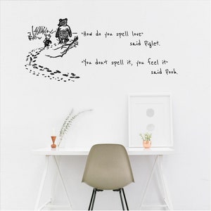 Puede incluir: Una ilustraci&oacute;n en blanco y negro de Winnie de Pooh y Piglet caminando por un sendero. La cita "&iquest;C&oacute;mo se escribe amor?" dijo Piglet. "No se escribe, se siente" dijo Pooh.