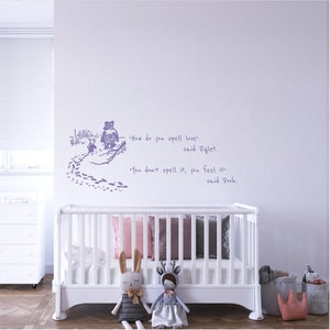 Puede incluir: Una calcoman&iacute;a de pared de Winnie the Pooh para la habitaci&oacute;n de un ni&ntilde;o que presenta a Winnie the Pooh y Piglet caminando por un sendero con huellas. La calcoman&iacute;a incluye la cita "&iquest;C&oacute;mo se escribe amor? dijo Piglet. No se escribe, se siente, dijo Pooh."