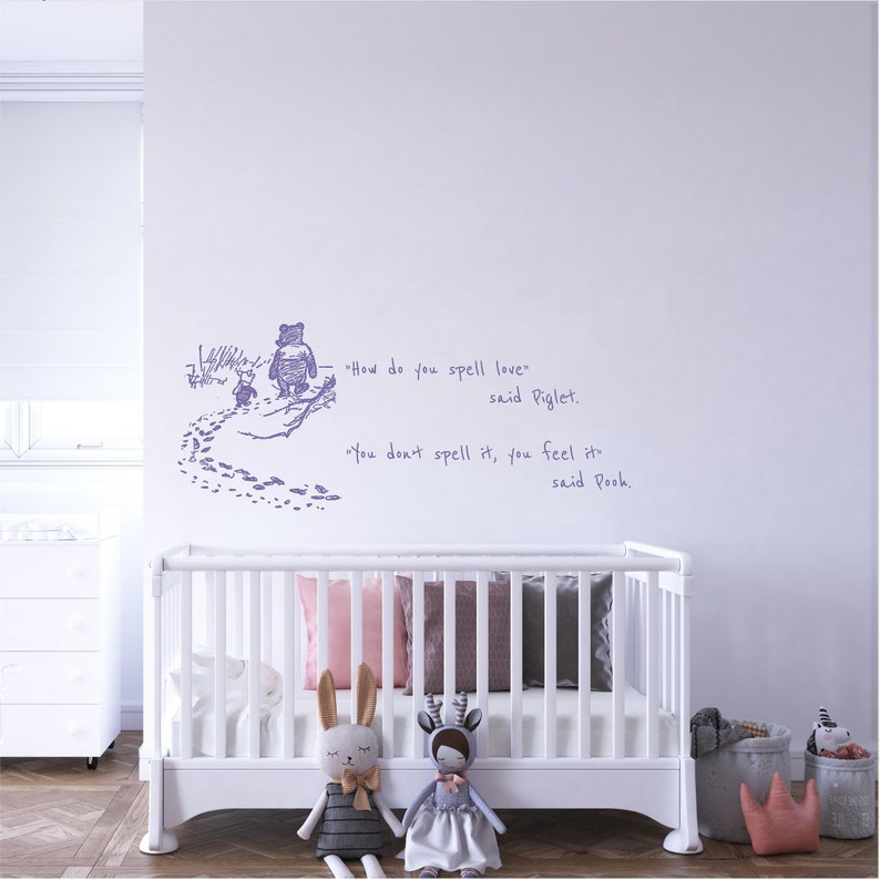 Puede incluir: Una calcoman&iacute;a de pared de Winnie the Pooh para la habitaci&oacute;n de un ni&ntilde;o que presenta a Winnie the Pooh y Piglet caminando por un sendero con huellas. La calcoman&iacute;a incluye la cita "&iquest;C&oacute;mo se escribe amor? dijo Piglet. No se escribe, se siente, dijo Pooh."