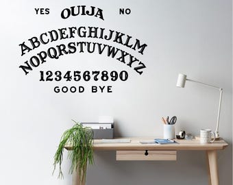 Pegatina de TABLA OUIJA, vinilo autoadhesivo, calcomanía, mural. Se aplica sobre cualquier superficie lisa. Cinta adhesiva preaplicada. Instrucciones incluidas.