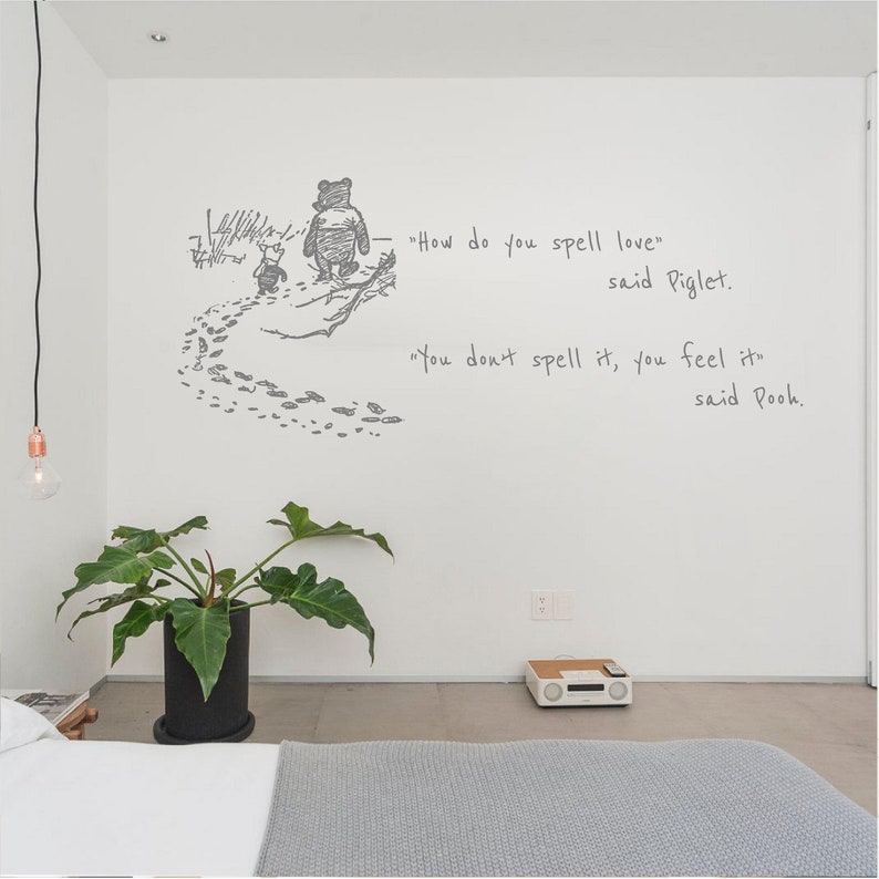 Puede incluir: Una pared blanca con una cita de Winnie the Pooh escrita en marcador negro. La cita dice: "&iquest;C&oacute;mo se escribe amor?" dijo Piglet. "No se escribe, se siente" dijo Pooh.