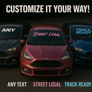 Puede incluir: Tres coches con pancartas en el parabrisas. El texto "CUSTOMIZE IT YOUR WAY!" está en la parte superior. El primer coche tiene "ANY" en el parabrisas, el segundo "STREET LEGAL" y el tercero "TRACK READY". Debajo están las palabras "ANY TEXT", "STREET LEGAL" y "TRACK READY".