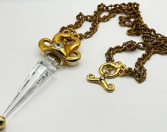 Collar con colgante de cristal en tono dorado y cierre Mustage, de Alexis Lahellec, estilo vintage, fabricado en París, Francia.