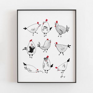 Op de afbeelding: Zwart-witte illustratie van negen kippen met rode kammen. De kippen staan in verschillende poses, waaronder staand, zittend en slapen. De illustratie is op een witte achtergrond en is ingelijst in een zwart frame.