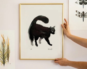Puede incluir: Una pintura de acuarela en blanco y negro enmarcada de un gato negro con la cola enroscada. El gato mira hacia la derecha. La pintura está firmada "W. Knapp" y numerada "1/50".