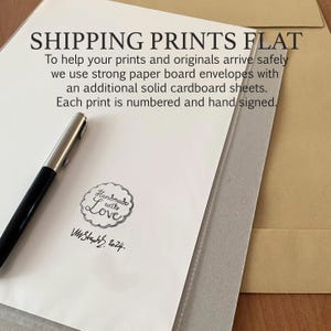Op de afbeelding: Een witte kaart met zwarte tekst die "SHIPPING PRINTS FLAT" en "Om te helpen uw prints en originelen veilig te laten arriveren, gebruiken we stevige kartonnen enveloppen met extra stevige kartonnen vellen. Elke print is genummerd en met de hand gesigneerd." De kaart heeft ook een zwart-witte stempel met de tekst "Handmade with Love" en "Wishesh 2024."