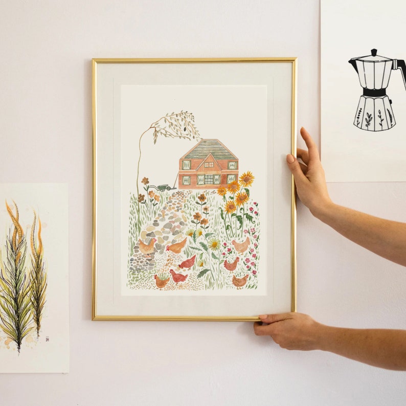 K&ouml;nnte beinhalten: Ein Aquarellbild eines Hauses mit rotem Dach und einem Garten mit Blumen und H&uuml;hnern. Das Haus ist von einem Steinweg und einem gr&uuml;nen Rasen umgeben. Das Bild ist in einem goldenen Rahmen gerahmt.