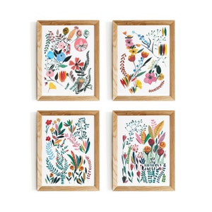 Puede incluir: Cuatro impresiones enmarcadas con ilustraciones florales coloridas. Cada impresi&oacute;n presenta una disposici&oacute;n diferente de flores en tonos de rosa, rojo, amarillo, azul y verde.