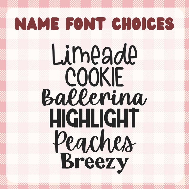 Pu&ograve; includere: Uno sfondo a quadri rosa e bianco con il testo "NAME FONT CHOICES" in marrone. Sotto, sono mostrati sei stili di carattere neri: Limeade, Cookie, Ballerina, Highlight, Peaches e Breezy, per la personalizzazione.