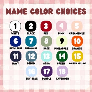 Pu&ograve; includere: Un grafico che mostra "SCELTE DI COLORE DEL NOME" con 18 opzioni di colore. Ogni colore &egrave; in un cerchio numerato, con il nome del colore sottostante. I colori includono bianco, nero, rosso, rosa, crema, blu reale, turchese, salvia, ananas, arancione, blu navy, denim, acqua, verde, giallo dorato, celeste, viola e lavanda.