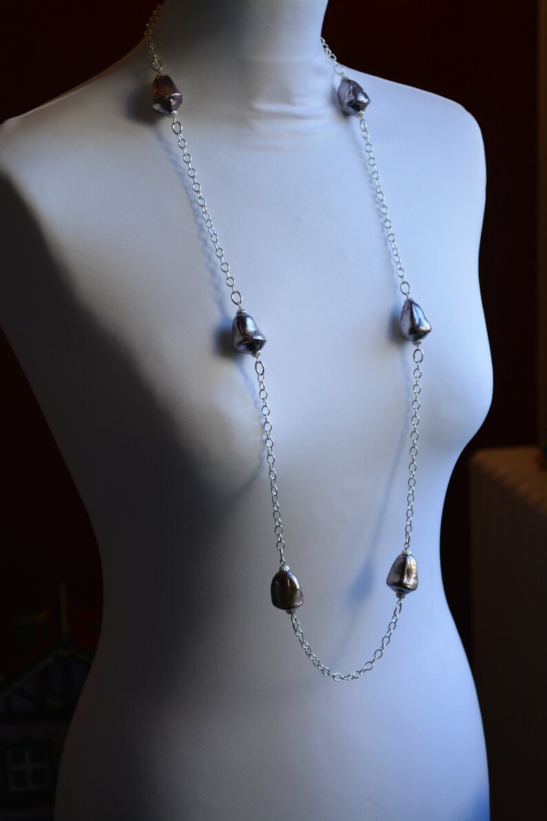 Light pearl bead necklace.