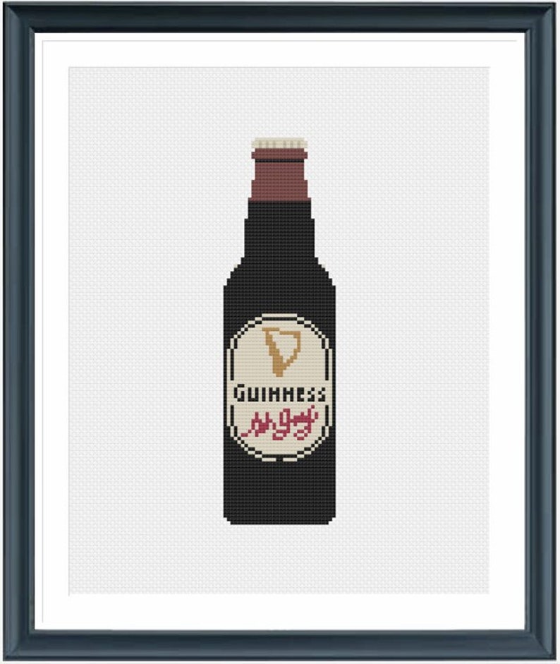 Op de afbeelding: Een bruine glazen fles Guinness-bier met een wit etiket en de tekst "GUINNESS" en een harplogo.