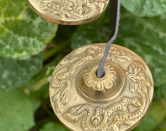 Campanas Tingsha de dragón grabadas a mano: platillos tibetanos de meditación