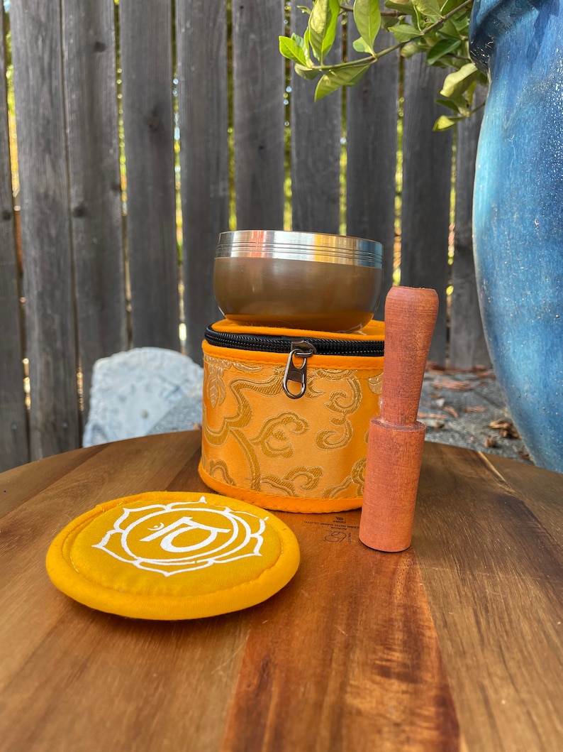 Puede incluir: Un conjunto de cuencos cantores para la meditaci&oacute;n y la relajaci&oacute;n. El conjunto incluye un cuenco cantor dorado, un mazo de madera y un coj&iacute;n amarillo con un s&iacute;mbolo impreso en &eacute;l.
