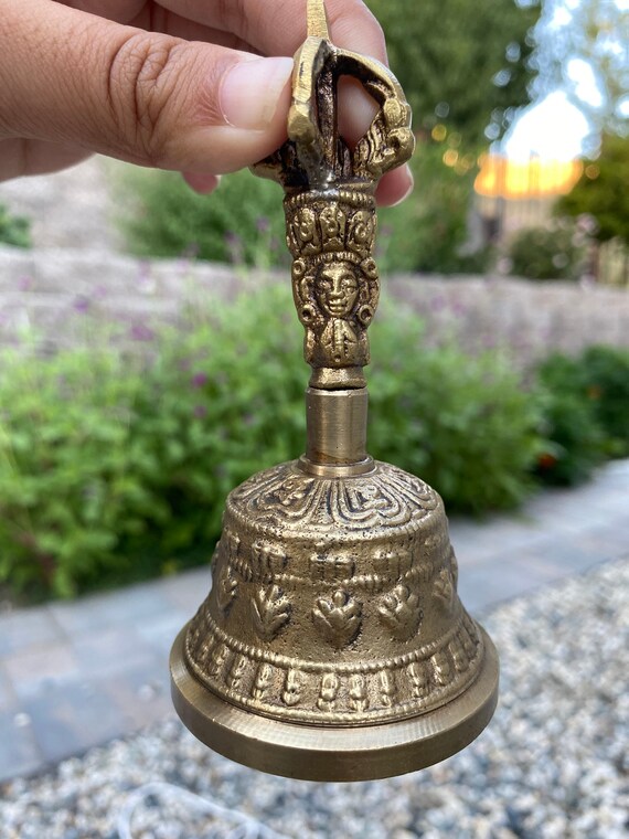 mit Demonengott Mahakala verziert schöne runde tibetische Glocke aus Messing 