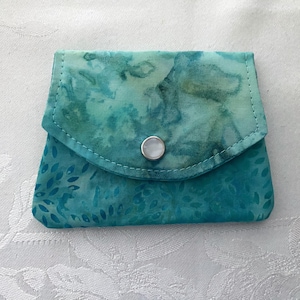 Mini billetera batik turquesa ~ Billetera cosida a mano ~ Úsala como bolso pequeño, bolsillo, mochila, viaje ~ Regalo único ~ Tarjetero o portatarjetas