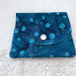 Mini billetera con estampado de lunares azules ~ Billetera pequeña cosida a mano ~ Tarjetero de regalo ~ Monedero pequeño, mochila, viaje, bolsillo ~ Regalo único ~ Tarjetero tipo C
