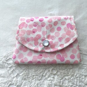 Mini billetera de lunares rosas ~ Monedero pequeño cosido a mano ~ Monedero pequeño, bolsillo, mochila, viaje ~ Regalo único ~ Tarjetero de regalo ~ Tarjetero de crédito