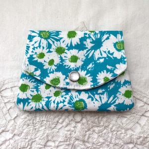 Mini billetera con margaritas turquesas ~ Billetera cosida a mano ~ Perfecta para carteras pequeñas, mochilas, viajes, bolsillos ~ Portatarjetas de regalo ~ Portatarjetas de crédito