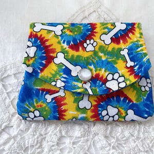 Cartera con diseño de perro teñida a mano ~ Minicartera cosida a mano ~ Tela teñida a mano ~ Monedero, mochila, bolsillo, viaje, uso diario ~ Tarjetero de regalo