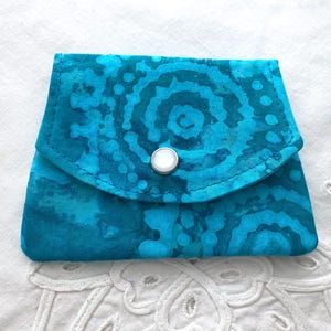 Mini billetera batik turquesa ~ Billetera pequeña turquesa cosida a mano ~ Tarjetero ~ Monedero pequeño, mochila, bolso de viaje, bolsillo ~ Regalo único