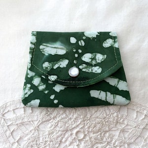 Mini cartera Batik verde oscuro - Cartera de libélula pequeña cosida a mano - Titular de la tarjeta de regalo - Bolso pequeño, mochila, viaje, bolsillo - Regalo único