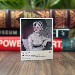 Peut inclure: Un portrait en noir et blanc de Jane Austen portant des lunettes de soleil roses. L'image est un message sur les réseaux sociaux avec la légende "What are men to rocks and mountains?"
