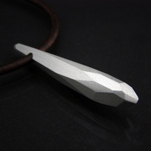 Handgemachte Halskette, eloxiertes Aluminium und Edelstahl
