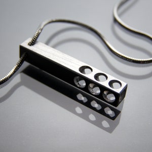 Handgefertigte Halskette, eloxiertes Aluminium und Edelstahl