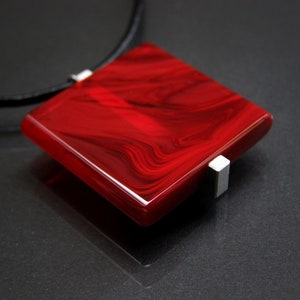 Handgemachte Halskette, Geschliffenes Glas, eloxiertes Aluminium und rundes Leder