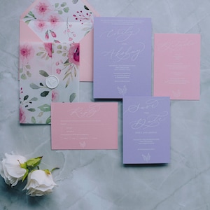 Tarjeta de invitación de boda rosa pastel y púrpura