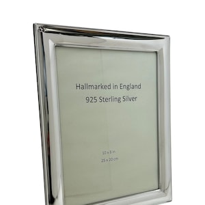 Puede incluir: Marco de fotos de plata con un borde biselado y un acabado pulido. Hallmarked in England 925 Sterling Silver. El marco mide 10 x 8 pulgadas o 25 x 20 centímetros.