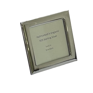 Può includere: Una cornice per foto in argento con un bordo smussato. È punzonata in Inghilterra ed è realizzata in argento sterling 925. La cornice misura 5 x 5 pollici o 13 x 13 centimetri.