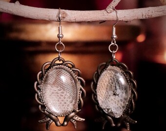 Pendientes románticos de fantasía victoriana gótica con auténtica piel de serpiente