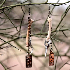 Pendientes de hueso de lince: dijes de carta del tarot, calavera de cuervo y hoz