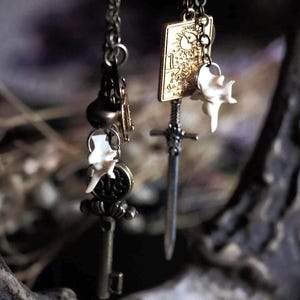 Pendientes de hueso real con vértebras de serpiente de cascabel, espada, llave, tarot, herradura