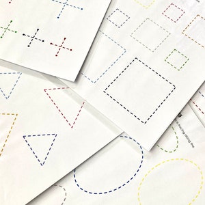 Op de afbeelding: Een set met printbare werkbladen om verschillende vormen te traceren, waaronder cirkels, vierkanten, driehoeken en kruisen. De vormen zijn omlijnd met gestippelde lijnen in verschillende kleuren, zoals blauw, rood, groen en geel.