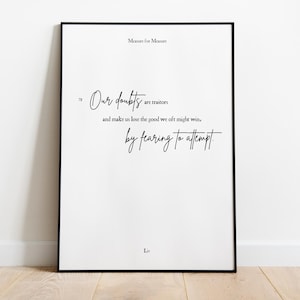 Peut inclure: Une affiche encadrée avec un cadre noir, présentant une citation de "Measure for Measure". La citation, en écriture élégante, se lit : "Nos doutes sont des traîtres et nous font perdre le bien que nous pourrions souvent gagner, en craignant d'essayer." Le fond est blanc.