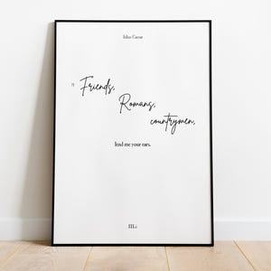 Peut inclure: Impression encadrée avec un fond blanc et du texte noir. Le texte se lit comme suit : « Amis, Romains, compatriotes, prêtez-moi vos oreilles. » L'impression est dans un cadre noir et est affichée sur un mur blanc.