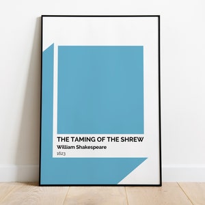 Op de afbeelding: Een minimalistische poster met een blauwe achtergrond en witte tekst. De tekst luidt "THE TAMING OF THE SHREW" door "William Shakespeare" en "1623".