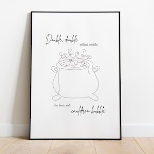 Può includere: Stampa con cornice nera con un disegno a tratto di un calderone e il testo: "Double, double toil and trouble: Fire burn, and cauldron bubble." L'opera d'arte ha uno sfondo bianco.